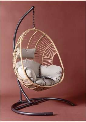 Fauteuil Suspendu Sur Pied Gardenstar - Acier et imitation rotin
Coussins en polyester
Dim. L.120 x l.118 x H.184 cm
Réf. 611847